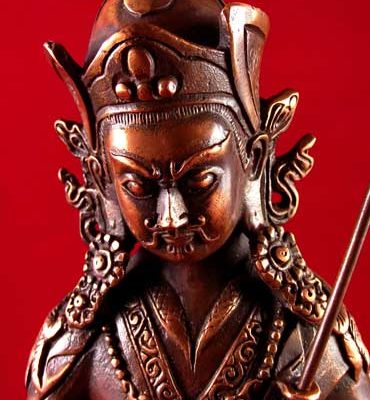 statuette de padmasambava gourou rinpoché en cuivre