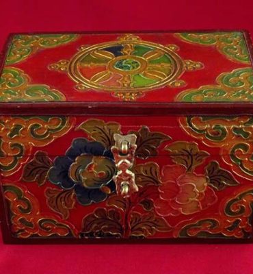 coffret tibétain peint avec roue du dharma