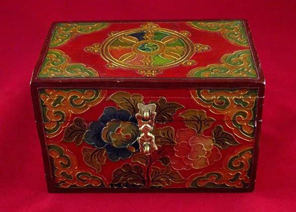 coffret tibétain peint avec roue du dharma