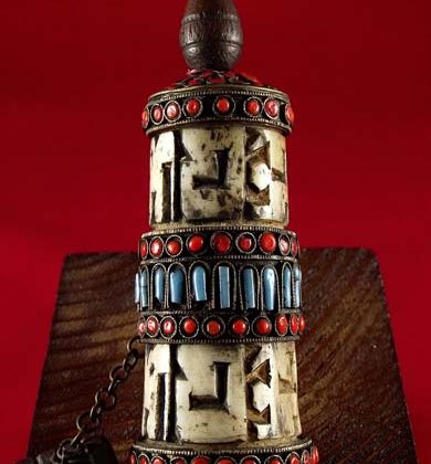 moulin à prière tibétain mani korlo en pierres et os