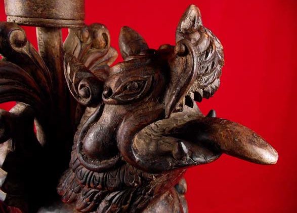 statue en bois sculpté d'un lion des neiges népal gardien