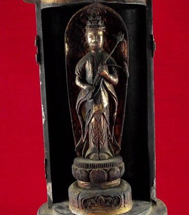zushi japonais avec statuette de kannon