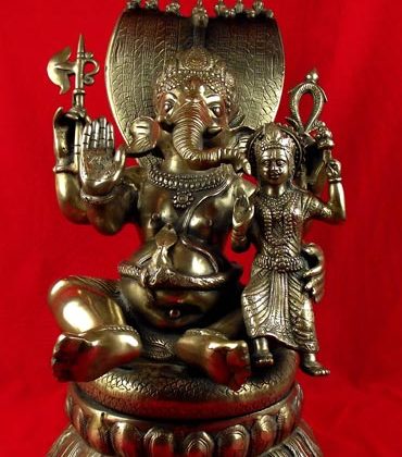 statue massive de ganesh assis sur naja