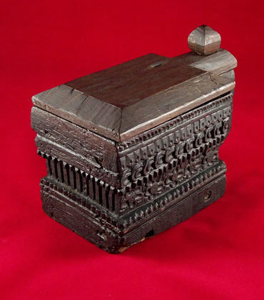 boite indienne à épices sculptée de fleurs