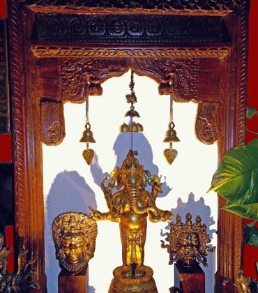 grande fenêtre indienne en bois sculpté