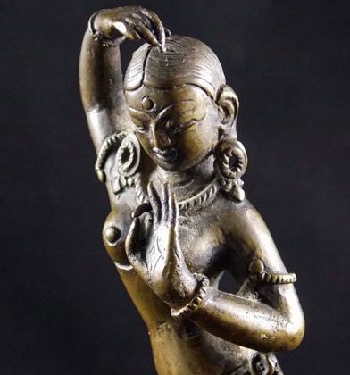 statuette d'apsara debout inde