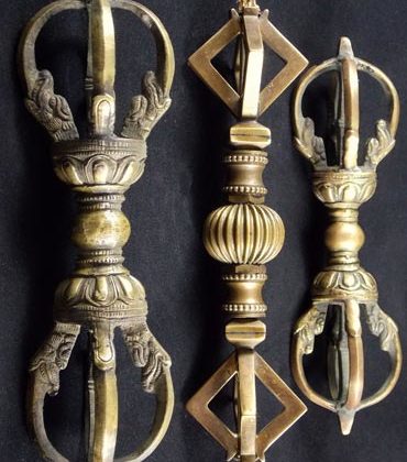 trois vajra en bronze anciens du tibet