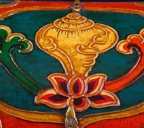 boite tibétaine avec conque peinte
