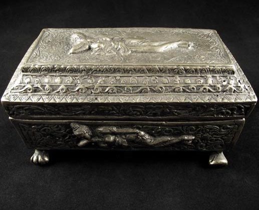 coffre avec bouddha en parinirvana