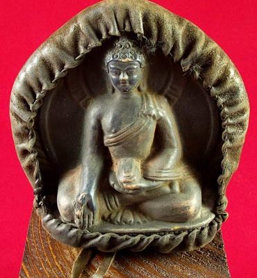 le bouddha ratnasambhava en amulette tibétaine