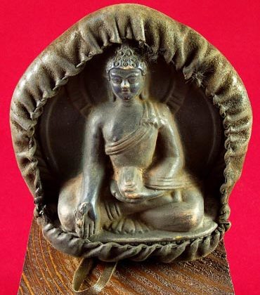 le bouddha ratnasambhava en amulette tibétaine