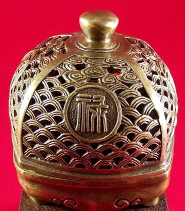 encensoir avec idéogrammes chinois