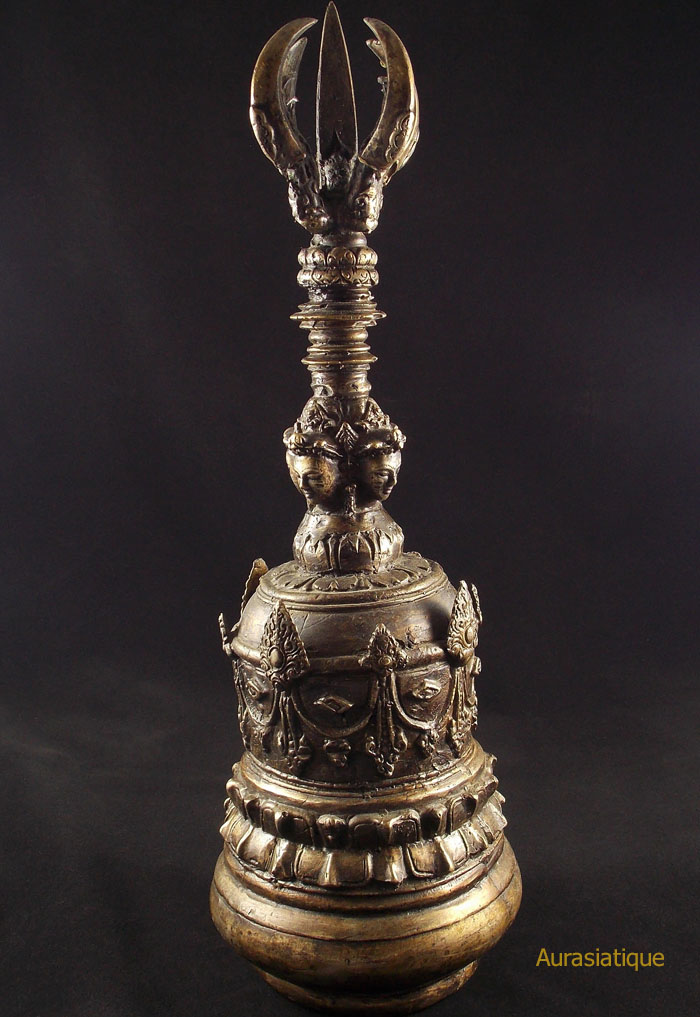 grande cloche drilbu tibétaine en bronze avec vajra