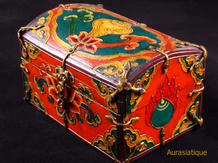 boite tibétaine peinte en bois avec conque