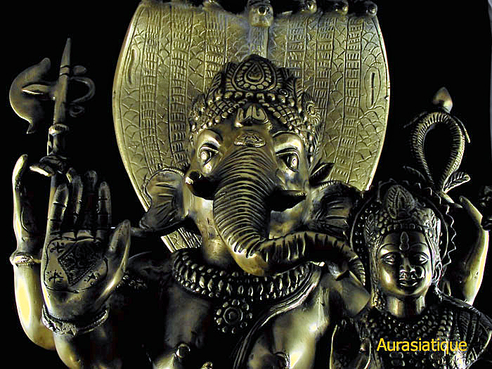 massive statue en bronze de ganesh assis inde