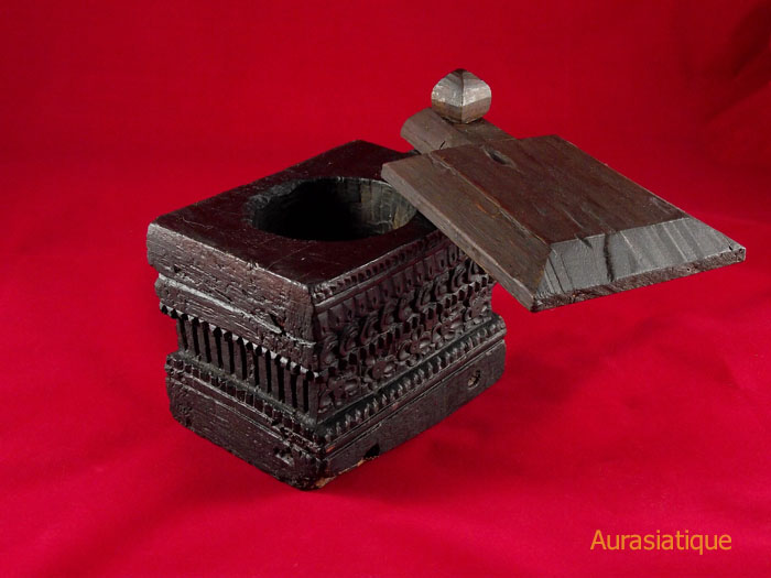 boite indienne ancienne en bois sculpté motif fleurs