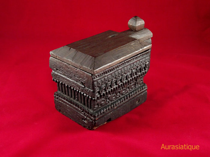 boite indienne ancienne en bois sculpté motif fleurs