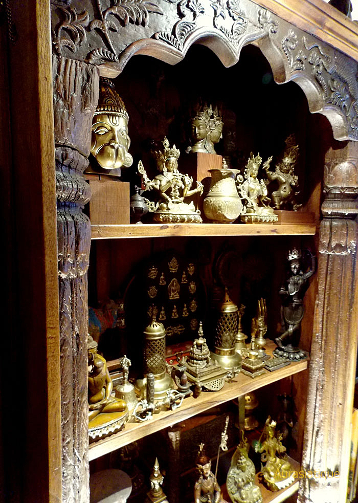 bibliothèque indienne en bois et colonnettes sculptées
