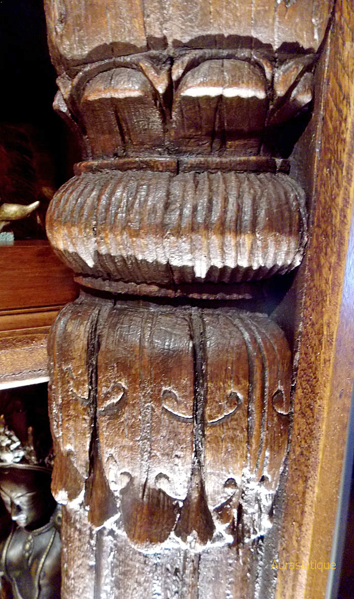 bibliothèque indienne en bois et colonnettes sculptées