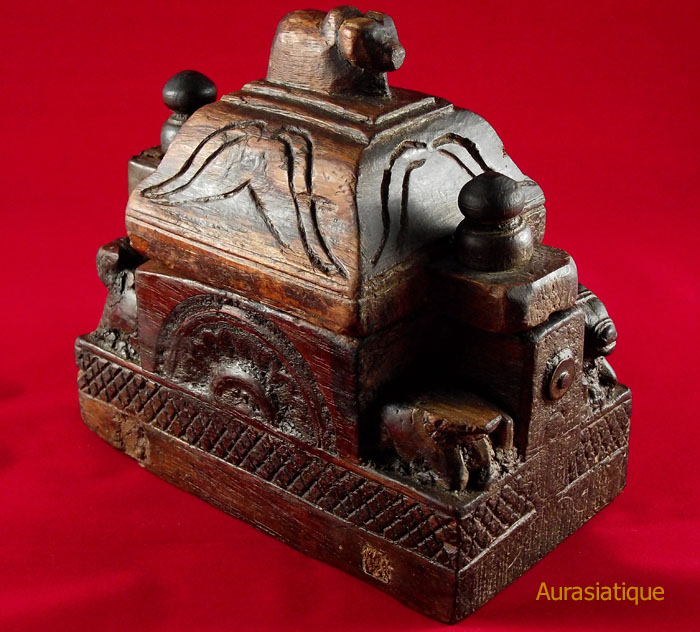 boite hindoue en bois vibhuti ancienne avec nandi