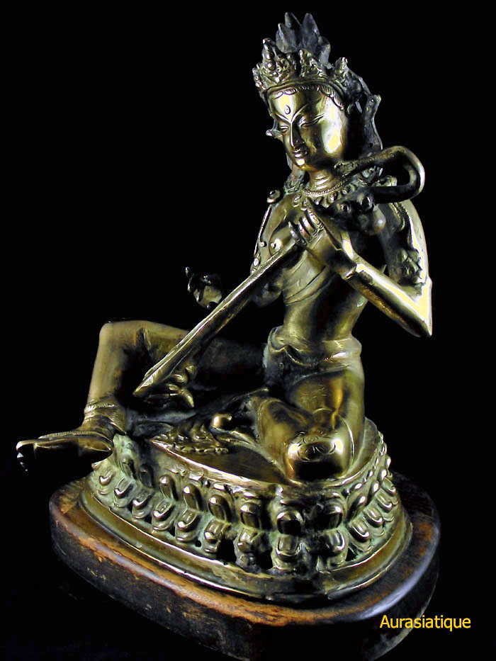 statue de sarasvati assis en bronze