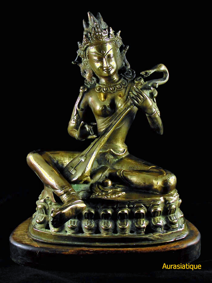 statue de sarasvati assis en bronze