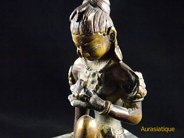 statuette hindoue ancienne en bronze de parvati assise