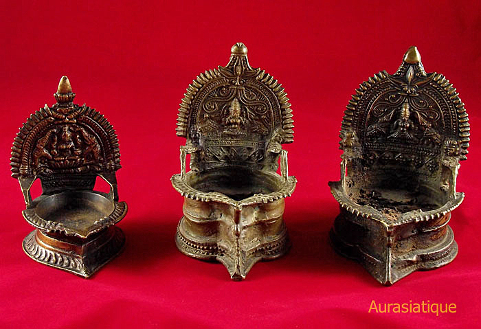 trio de lampes à huile indiennes anciennes laksmi gaja
