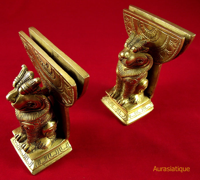 paire de statuettes de lions gardiens indiens en laiton