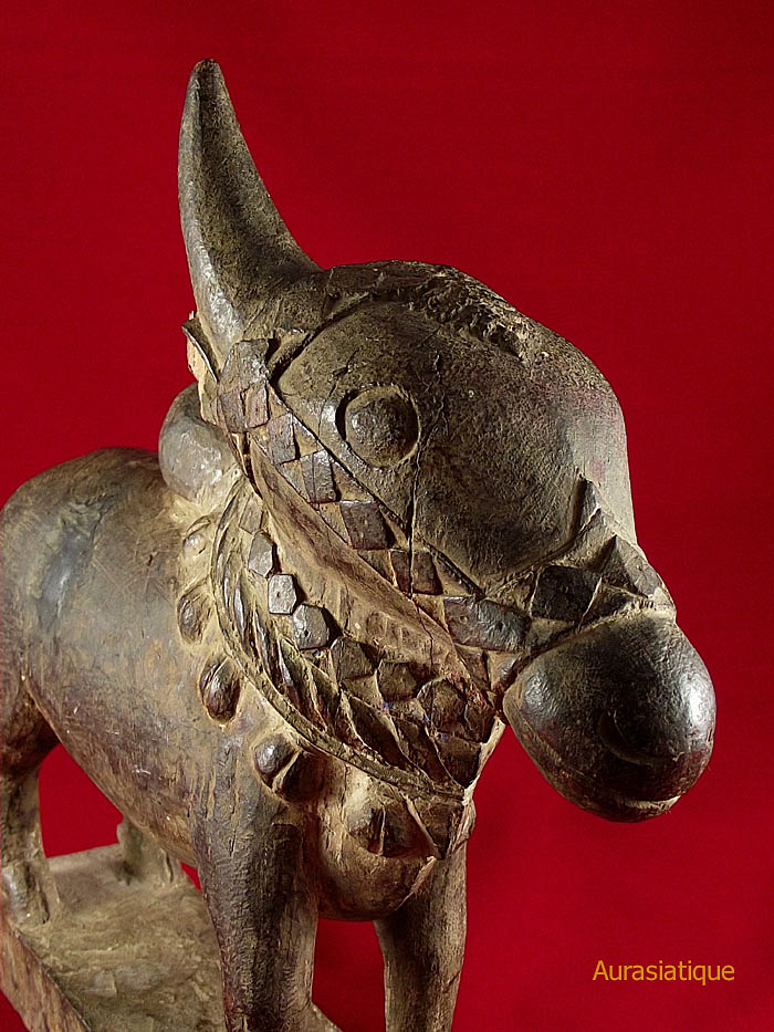 statuette hindoue en bois ancien du taureau nandi