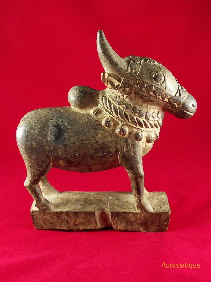 statuette hindoue en bois ancien du taureau nandi