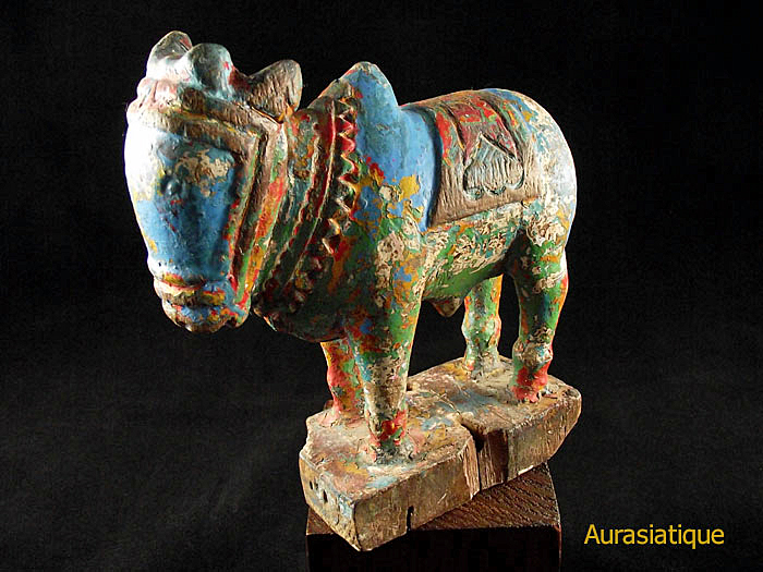 statuette hindoue en bois du taureau nandi polychrome