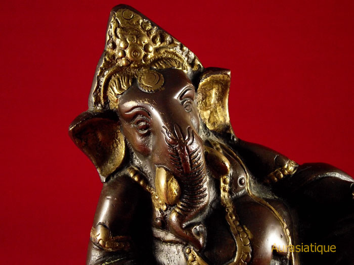 statue indienne de ganesh allongé en bronze