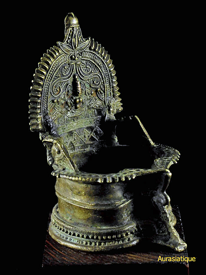 lampe à huile indienne ancienne avec laksmi gaja