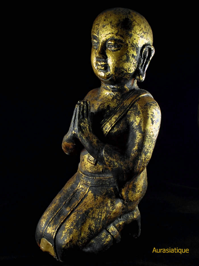 statue en fonte du bouddha à genoux en bronze doré
