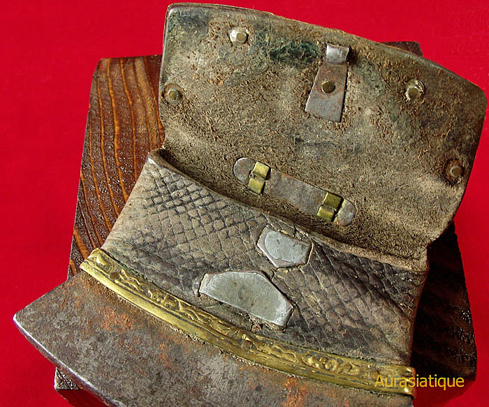 sac à feu ancien mechag du tibet en cuir et laiton