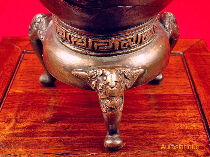 lampe vase japonais en bronze vue de la base