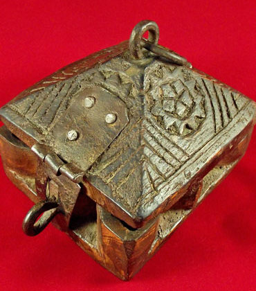 boite à tika en forme de pyramide