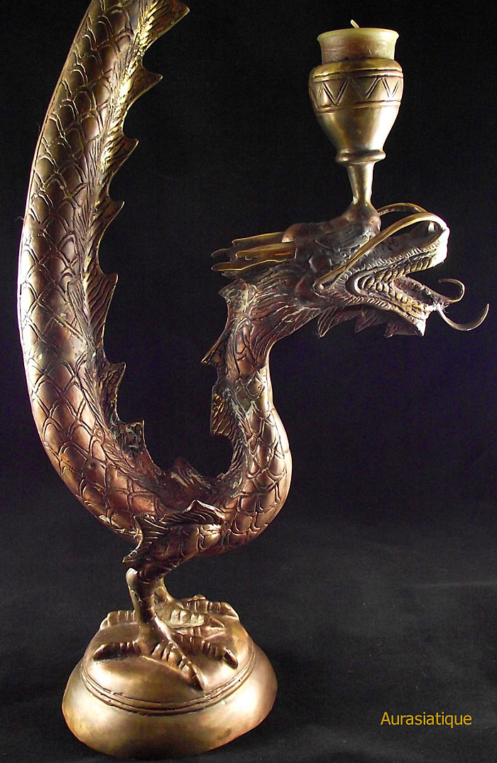 paire de bougeoirs en bronze dragon chinois vue droite