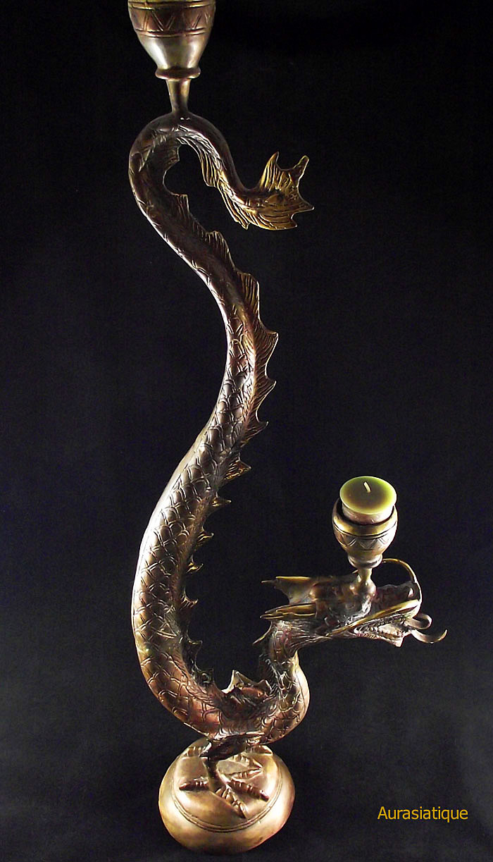 paire de bougeoirs en bronze dragon chinois vue dessus