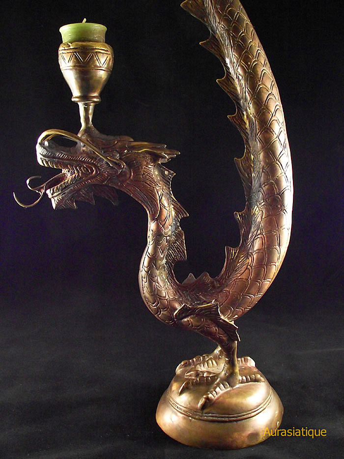 paire de bougeoirs en bronze dragon chinois vue gauche