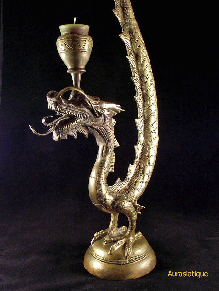 paire de bougeoirs en bronze dragon chinois vue détail