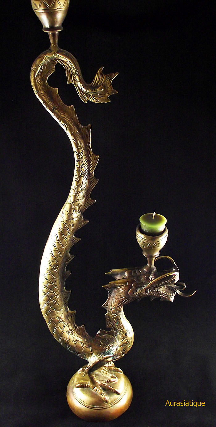 paire de bougeoirs en bronze dragon chinois vue droite