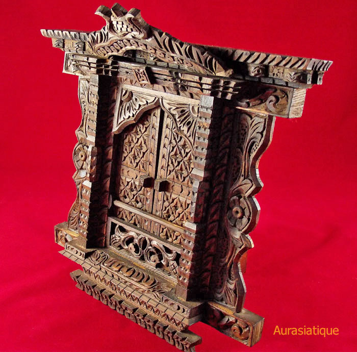 cadre de fenêtre népalaise en bois vue gauche