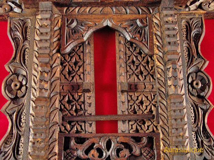 cadre de fenêtre népalaise en bois détail