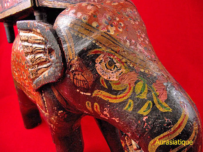 éléphant en bois ancien indien détail face