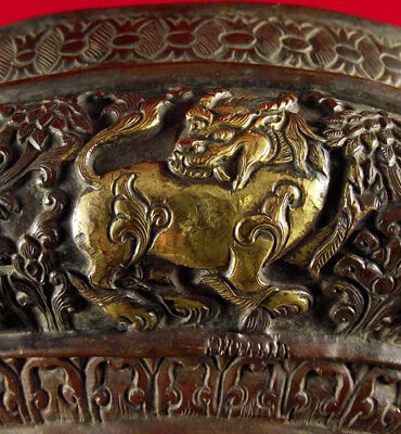 coupe tibétaine en cuivre martelé avec lion