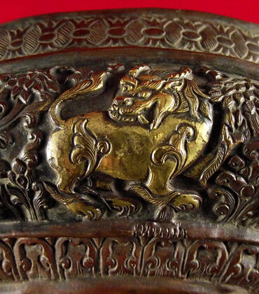 coupe tibétaine en cuivre martelé avec lion