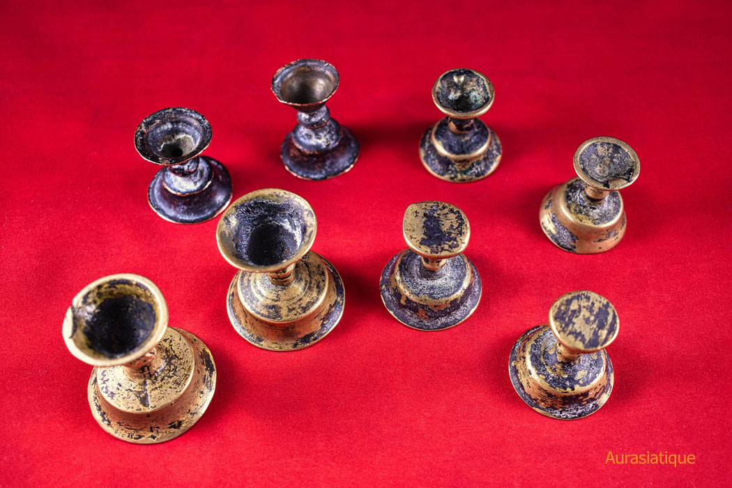 série de huit lampes tibétaines à beurre vue du dessous