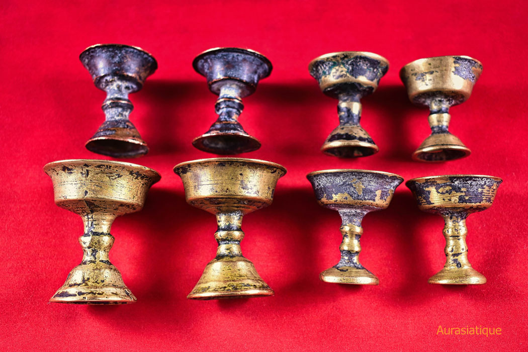 série de huit lampes tibétaines à beurre vue de face